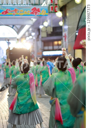 帯屋町で踊るよさこい祭り 129987373