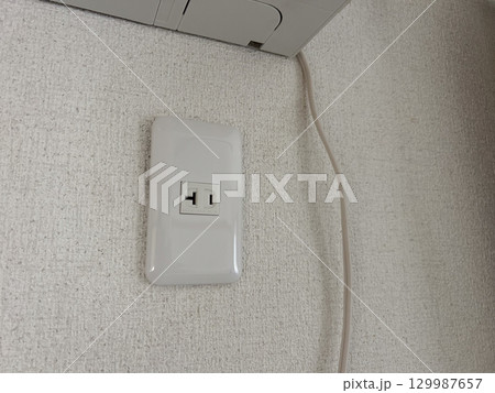 エアコンのそばにあるコンセント　電源　専用回路　電気工事　イメージ 129987657