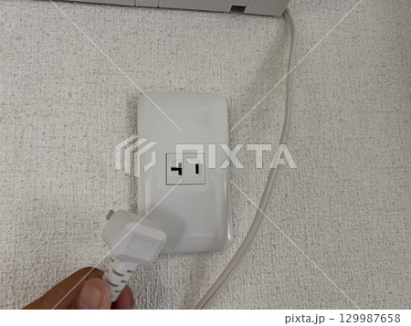 エアコンのそばにあるコンセント　電源　専用回路　電気工事　イメージ 129987658