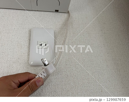 エアコンのそばにあるコンセント　電源　専用回路　電気工事　イメージ 129987659