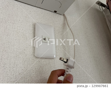 エアコンのそばにあるコンセント　電源　専用回路　電気工事　イメージ 129987661