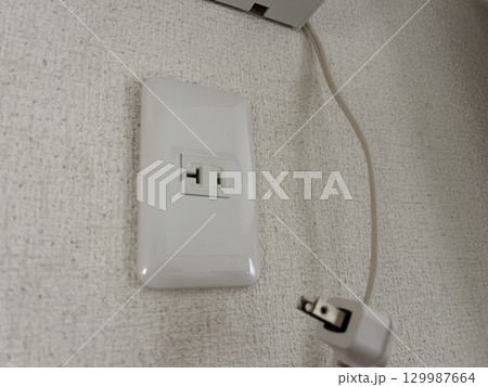 エアコンのそばにあるコンセント　電源　専用回路　電気工事　イメージ 129987664