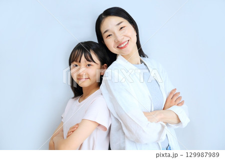 仲良しなママと娘の親子イメージ 仲良しなママと娘の親子イメージ 129987989