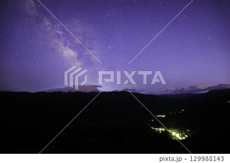 《愛媛県 翠波高原》 翠波高原展望台からの天の川、星空 129988143