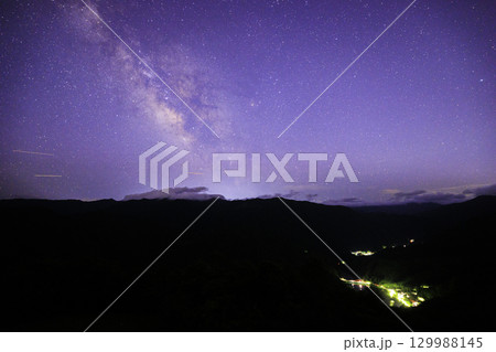 《愛媛県 翠波高原》 翠波高原展望台と天の川、星空 《愛媛県 翠波高原》 翠波高原展望台と天の川、星空 129988145