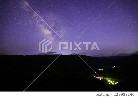 《愛媛県 翠波高原》 翠波高原展望台からの天の川、星空 129988146