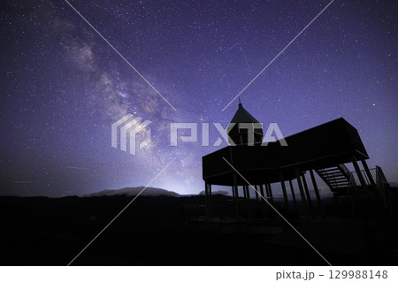 《愛媛県 翠波高原》 翠波高原展望台と天の川、星空 《愛媛県 翠波高原》 翠波高原展望台と天の川、星空 129988148