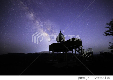 《愛媛県 翠波高原》 翠波高原展望台と天の川、星空 《愛媛県 翠波高原》 翠波高原展望台と天の川、星空 129988150