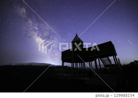 《愛媛県 翠波高原》 翠波高原展望台と天の川、星空 129988154