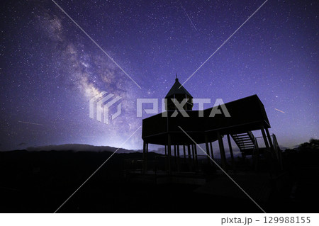 《愛媛県 翠波高原》 翠波高原展望台と天の川、星空 《愛媛県 翠波高原》 翠波高原展望台と天の川、星空 129988155