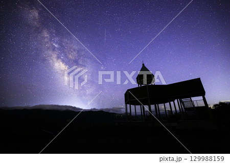 《愛媛県 翠波高原》 翠波高原展望台と天の川、星空 《愛媛県 翠波高原》 翠波高原展望台と天の川、星空 129988159