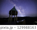 《愛媛県 翠波高原》 翠波高原展望台と天の川、星空 129988163