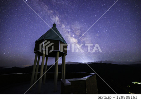 《愛媛県 翠波高原》 翠波高原展望台と天の川、星空 《愛媛県 翠波高原》 翠波高原展望台と天の川、星空 129988163