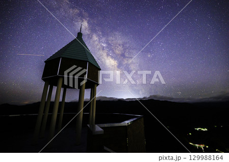 《愛媛県 翠波高原》 翠波高原展望台と天の川、星空 《愛媛県 翠波高原》 翠波高原展望台と天の川、星空 129988164