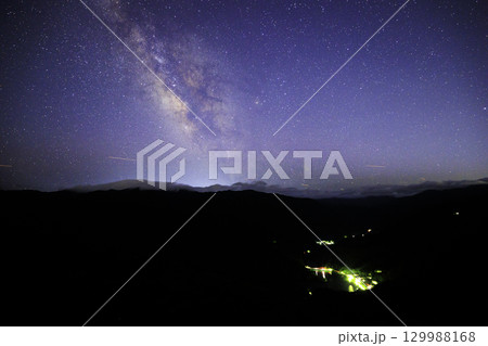 《愛媛県 翠波高原》 翠波高原展望台からの天の川、星空 129988168