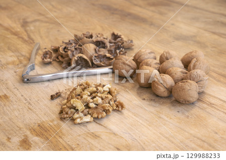 walnuts 129988233