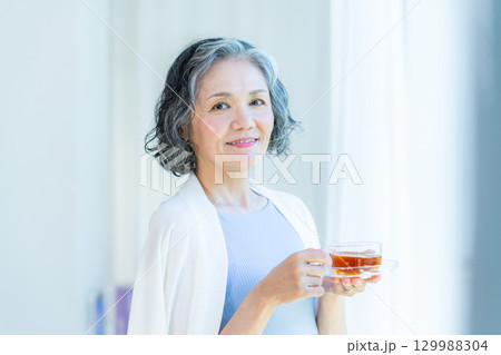 リビングでくつろぐシニア女性 129988304