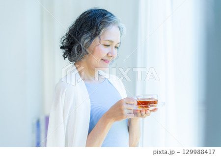 リビングでくつろぐシニア女性 129988417