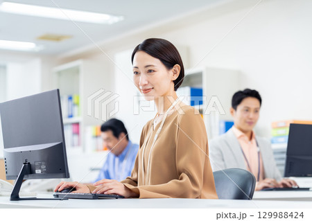 オフィスで働くミドルのビジネスウーマン 129988424
