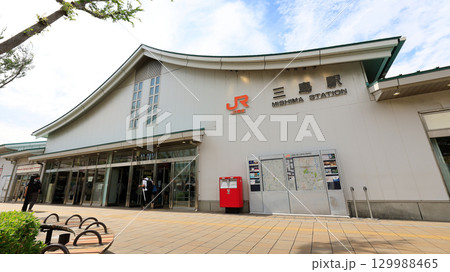 JR東海道線、東海道新幹線の三島駅の南口、在来線改札側の駅舎 JR東海道線、東海道新幹線の三島駅の南口、在来線改札側の駅舎 129988465