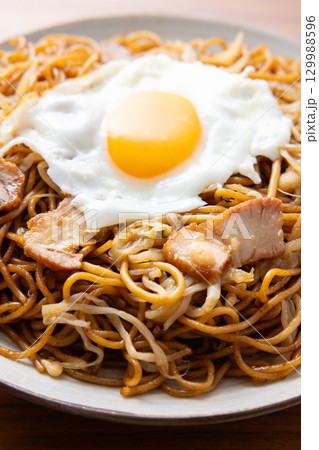 おいしい目玉焼きのせソース焼きそば 129988596
