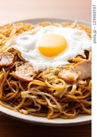 おいしい目玉焼きのせソース焼きそば おいしい目玉焼きのせソース焼きそば 129988597