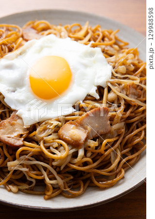 おいしい目玉焼きのせソース焼きそば 129988598