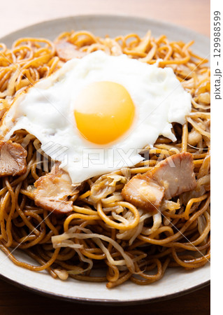 おいしい目玉焼きのせソース焼きそば 129988599