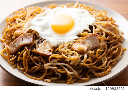 おいしい目玉焼きのせソース焼きそば 129988601