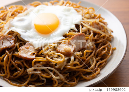 おいしい目玉焼きのせソース焼きそば 129988602
