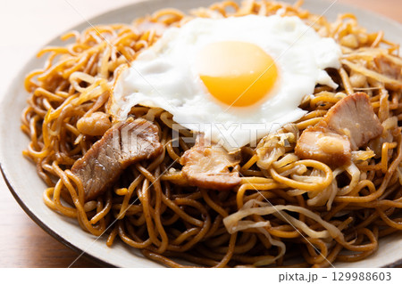 おいしい目玉焼きのせソース焼きそば 129988603