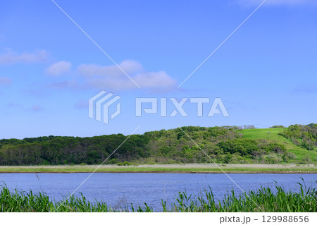 青空の下に広がる浜中町 幌戸湿原の汽水湖「幌戸沼」 129988656