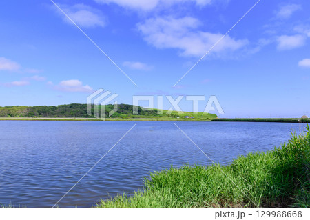 青空の下に広がる浜中町 幌戸湿原の汽水湖「幌戸沼」 青空の下に広がる浜中町 幌戸湿原の汽水湖「幌戸沼」 129988668