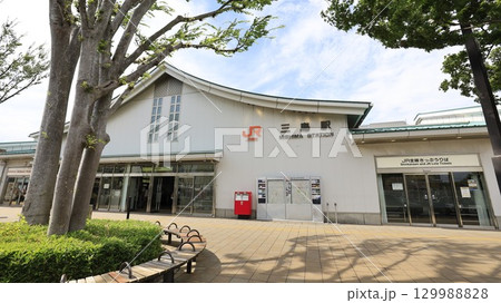 JR東海道線、東海道新幹線の三島駅の南口、在来線改札側の駅舎 129988828