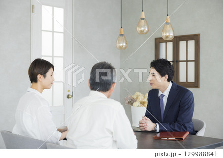 若い男性、ビジネスウーマン、商談 129988841