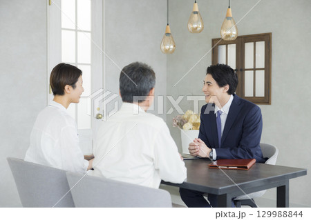 若い男性、ビジネスウーマン、商談 129988844
