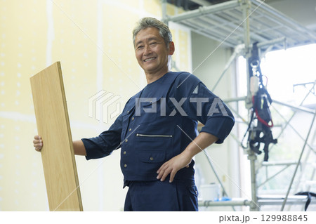笑顔で立つシニアの作業員   　 129988845