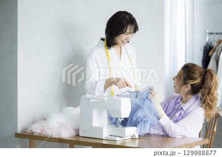 自宅で洋裁をする女性 129988877