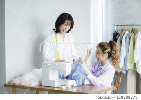自宅で洋裁をする女性 129988878