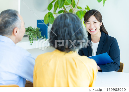 シニア夫婦と話すコンサルタント 129988960