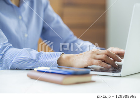 リビングでテレワーク中のミドル女性 リビングでテレワーク中のミドル女性 129988968