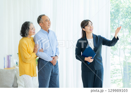 ショールームを見学するシニア夫婦 129989103