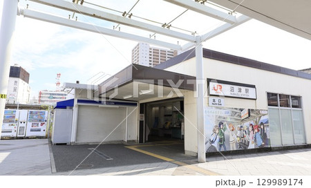 JR東海道線の沼津駅北口から見た駅舎、アニメ「ラブライブ！サンシャイン!!」のイラストが描かれている 129989174