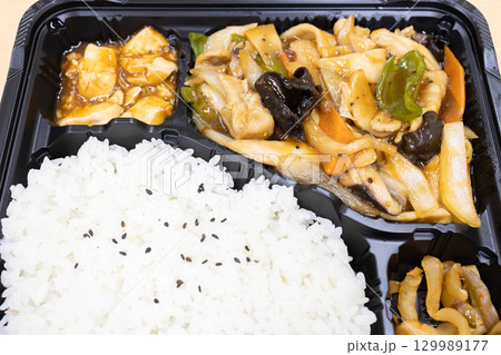美味しい肉野菜炒め中華料理弁当 129989177