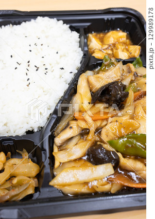 美味しい肉野菜炒め中華料理弁当 129989178