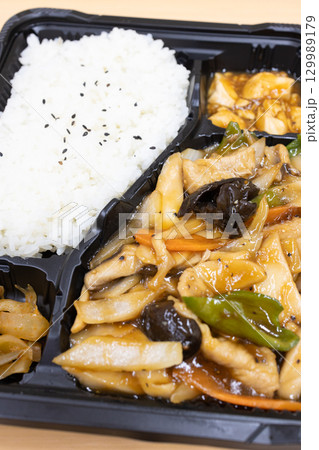 美味しい肉野菜炒め中華料理弁当 129989179