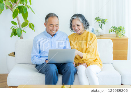 パソコンを見るシニア夫婦 129989206