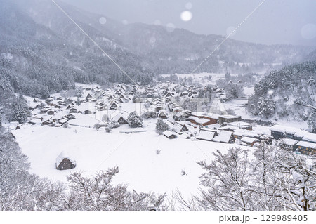 雪降る冬の白川郷　 129989405