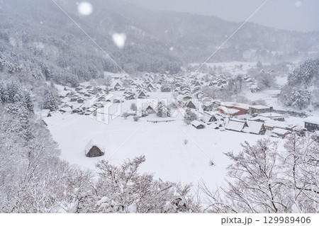 雪降る冬の白川郷 雪降る冬の白川郷 129989406