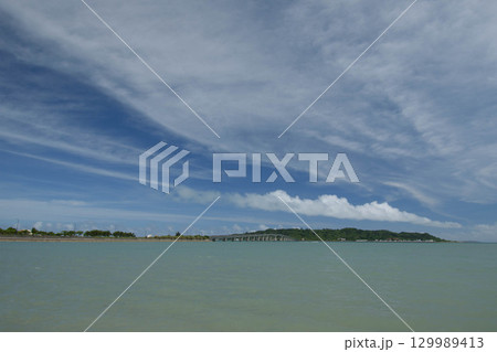 沖縄、浜比嘉島と海に浮かぶ雲 129989413